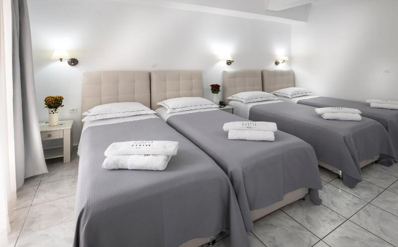 Standard Quadruple Room image 1