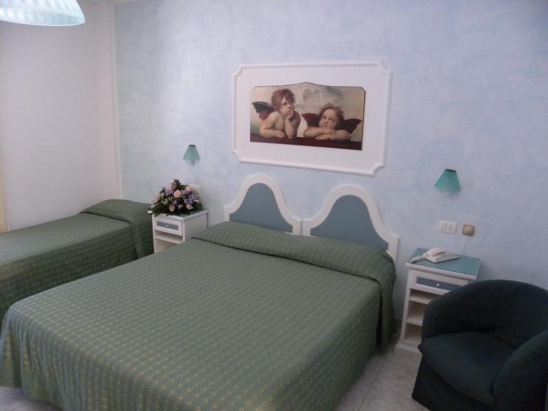 Standard Triple Room image 1