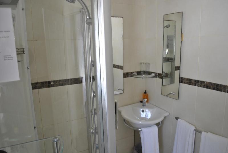 Superior Quadruple Room image 3
