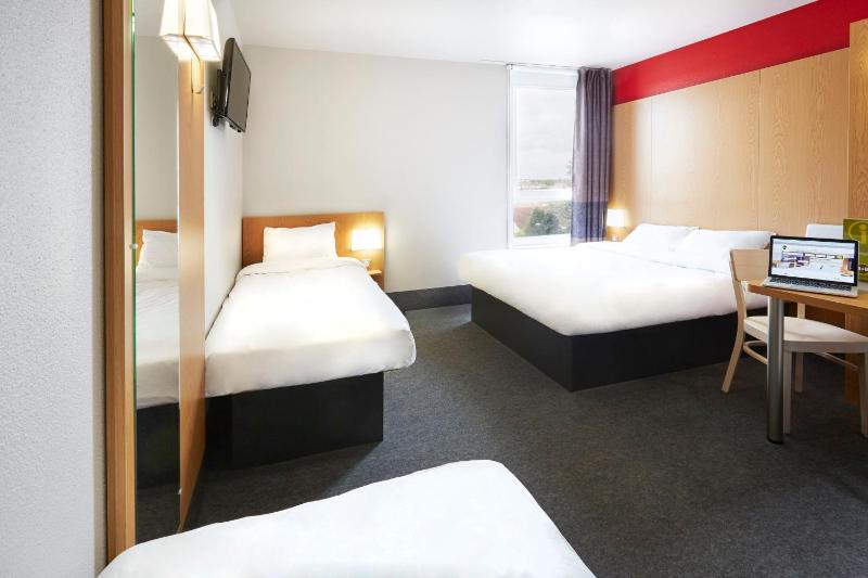 Quadruple Room image 3