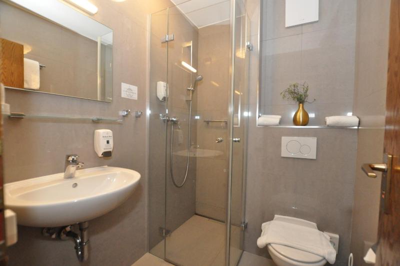 Double Room - Queen Size Bed image 3