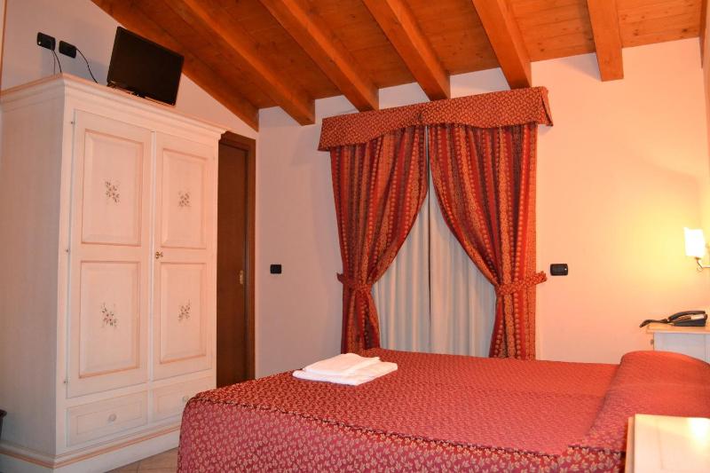 Double or Twin Room image 3
