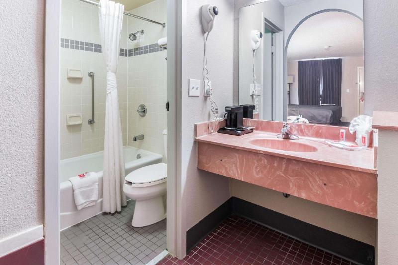 Queen Suite - Non-Smoking image 3