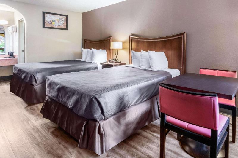 Double Room with Two Double Beds - Smoking image 2