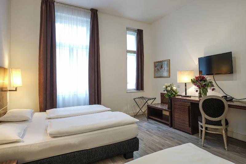 Triple Room image 3