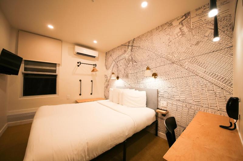 Queen Room image 2