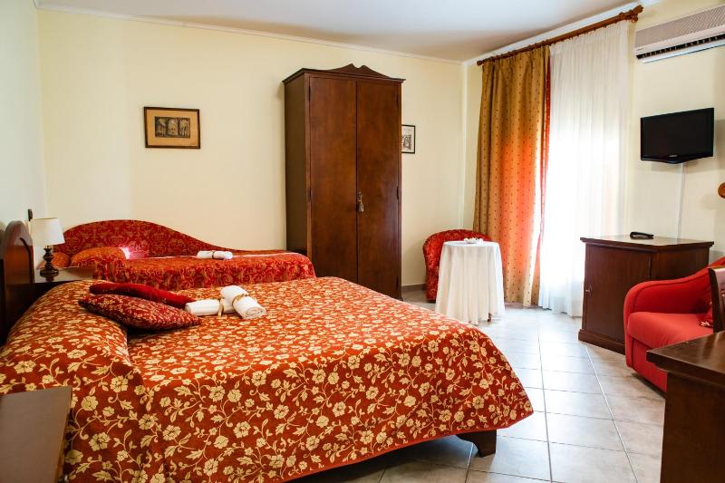 Classic Quadruple Room image 4