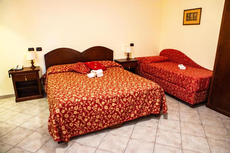 Classic Quadruple Room image 1