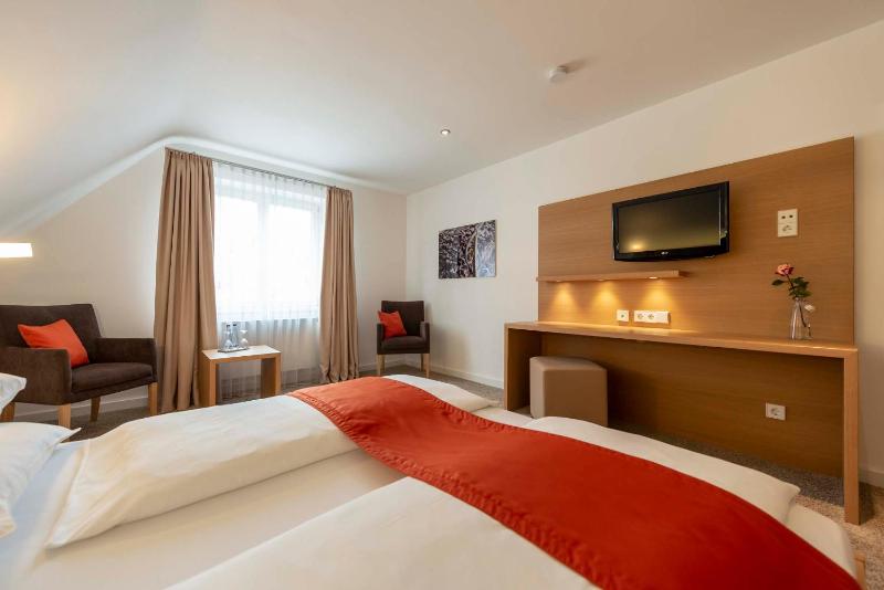 Standard Double Room image 3