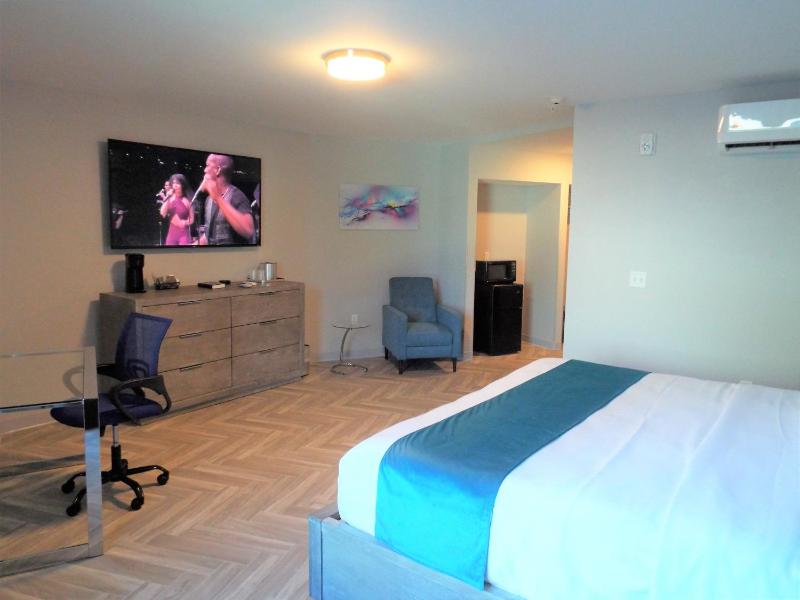 Luxury Room with King Bed image 2