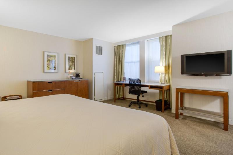 ADA Deluxe Room with 1 King Bed with Roll in Shower image 3