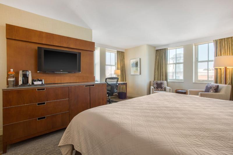 Deluxe Room - 1 King Bed image 3