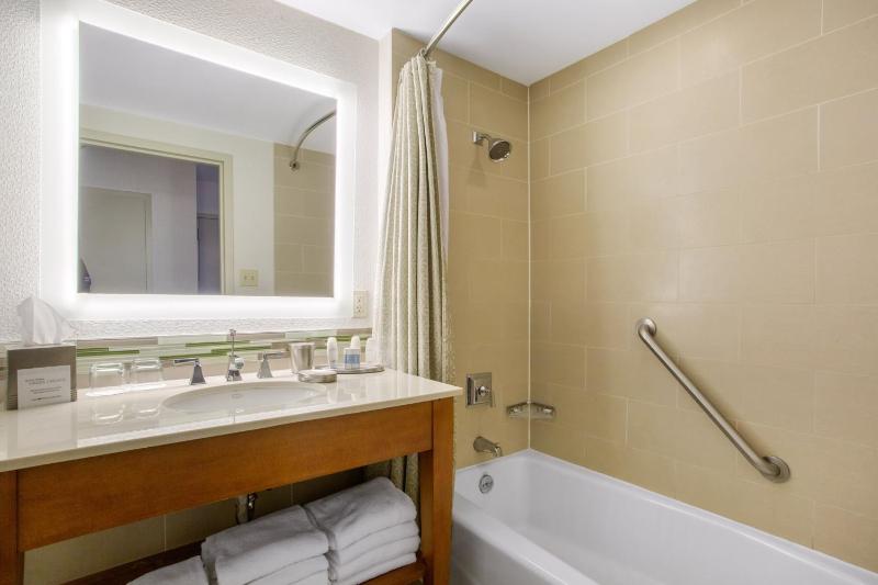 Deluxe Room - 2 Double Beds image 2