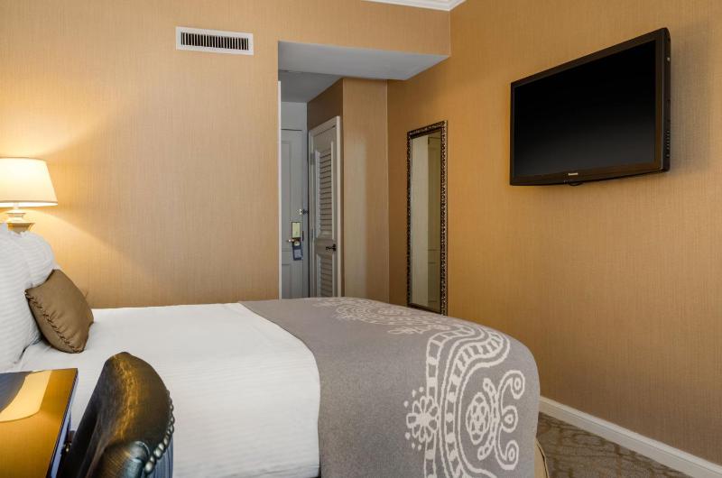  Petite Room 1 Queen Bed image 3