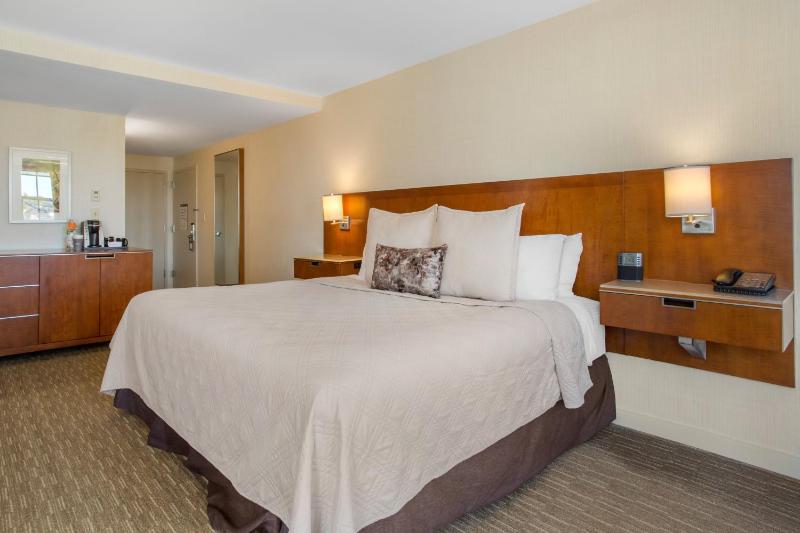 Signature - 1 King Bed  image 3