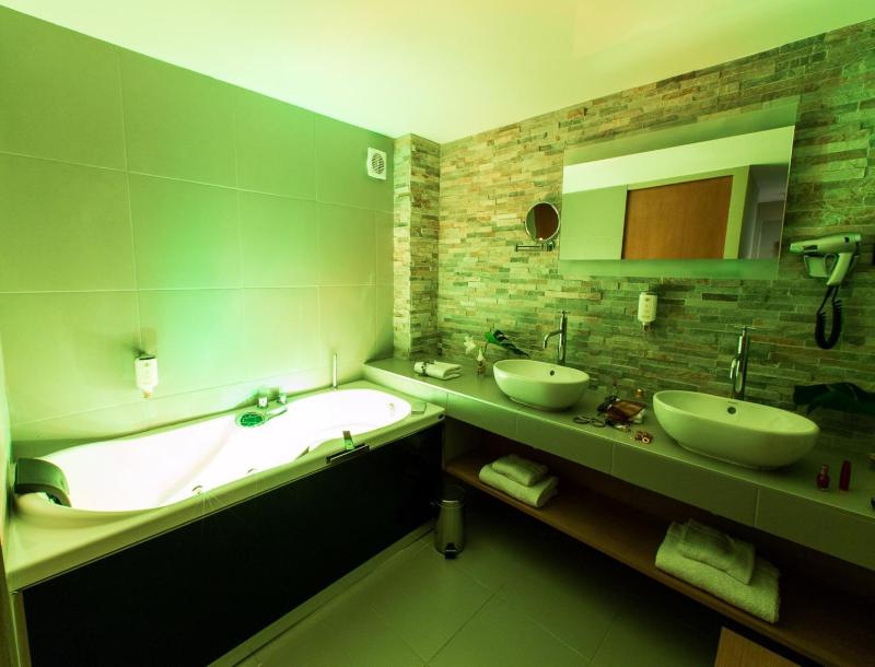 Duplex Suite with Spa Bath image 4