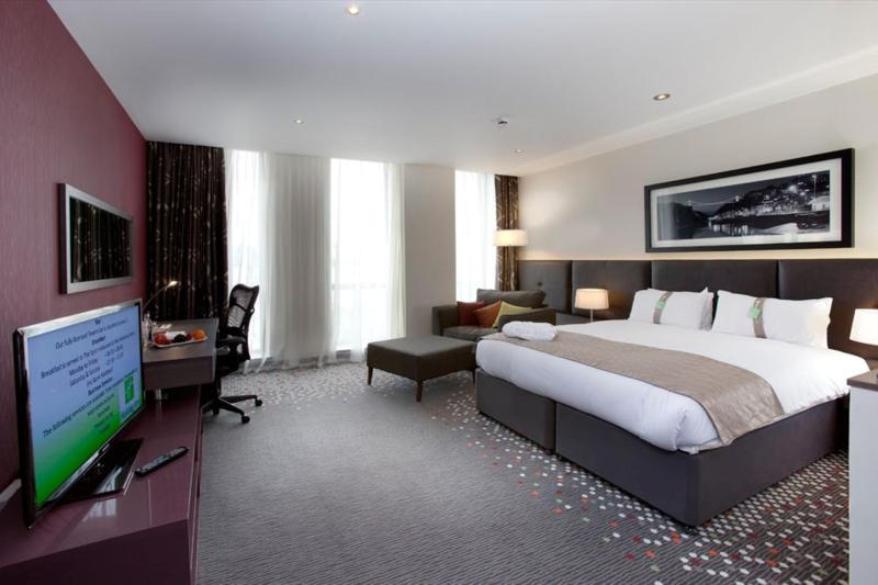Premium King Room with Sofa Bed image 3