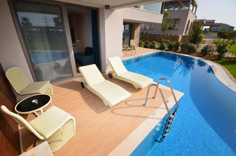 Junior Suite Open Plan - Swim up image 2