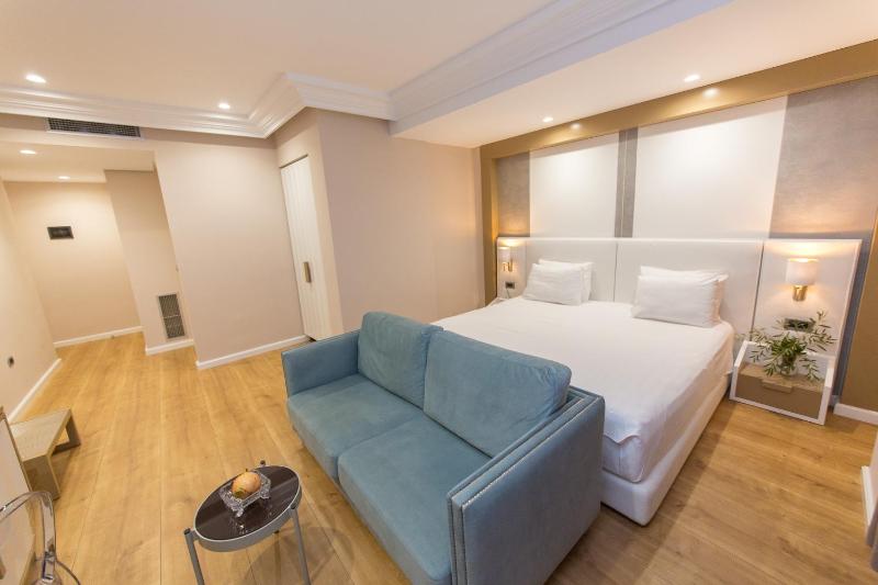 Superior Double Room with Sea View image 3