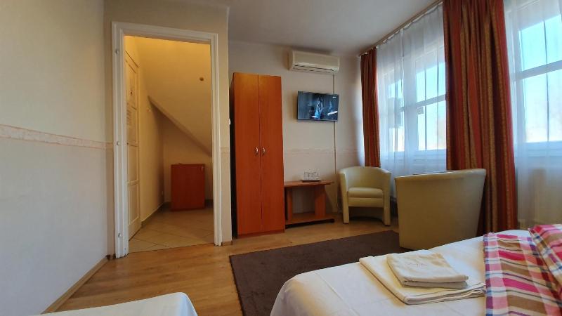 Triple Room image 3