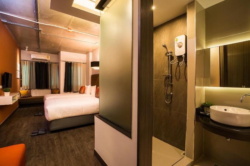 Standard Twin Room image 3