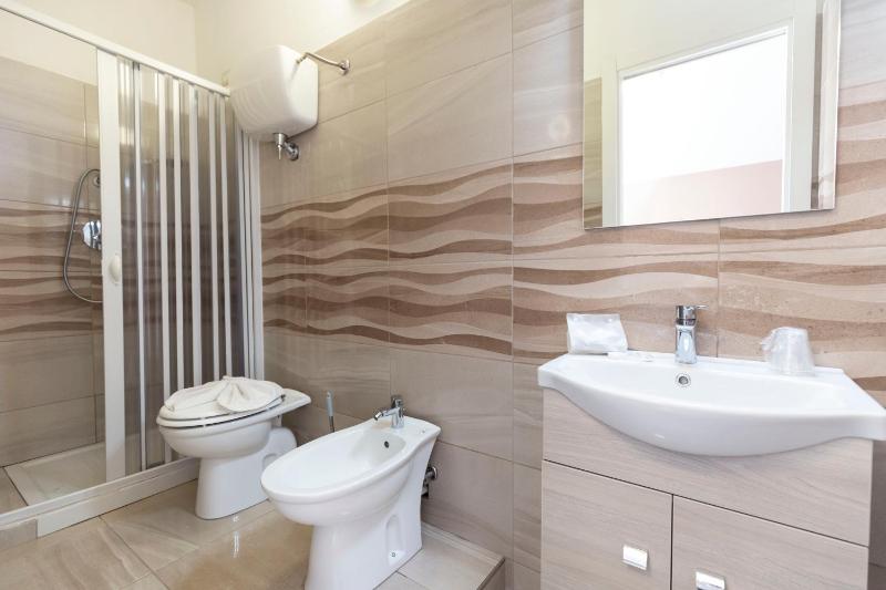 Twin Room with Balcony image 3