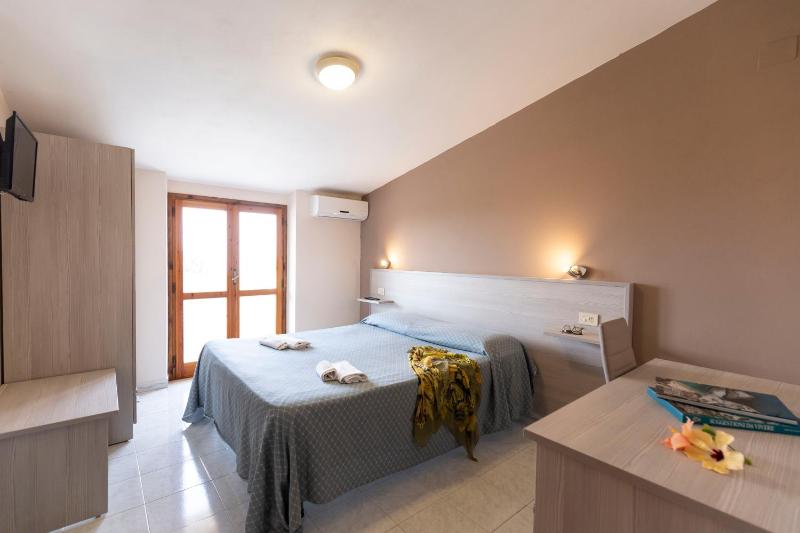 Double Room with Balcony and Sea View image 2