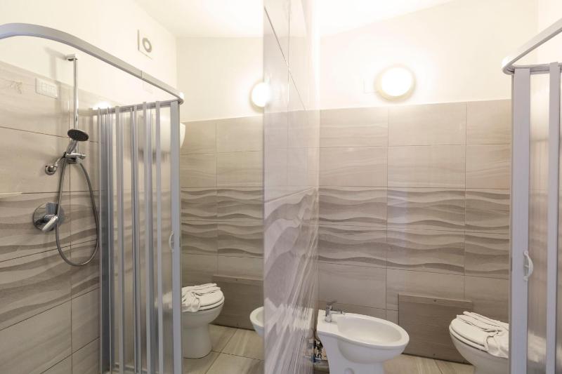 Double Room with Balcony and Sea View image 3