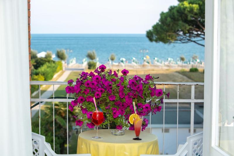 Superior Double or Twin Room with Sea View and Terrace image 2