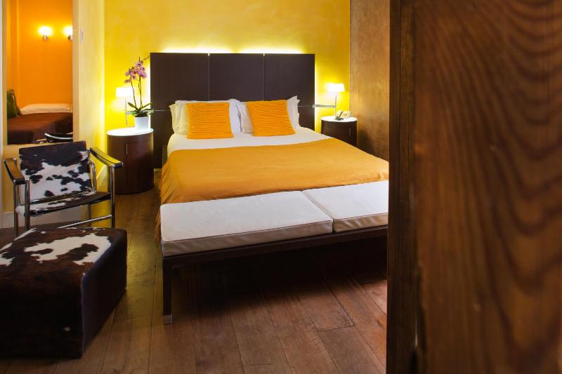 Superior Triple Queen Room image 2