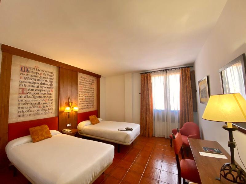 Standard Twin Room image 4