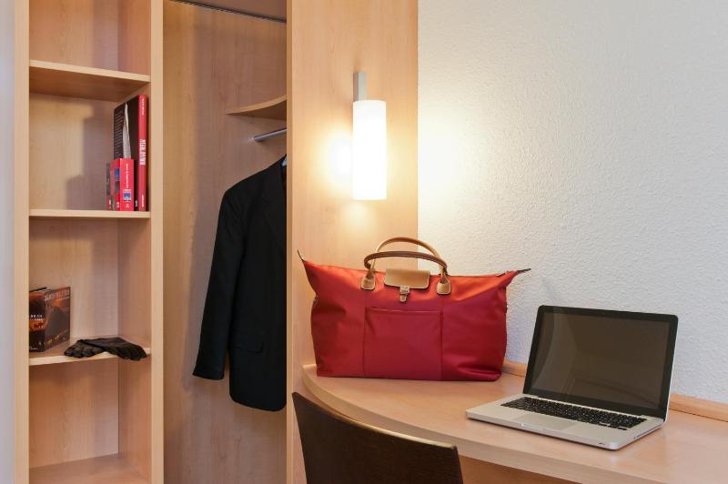 Standard Room with 2 Single Beds image 3