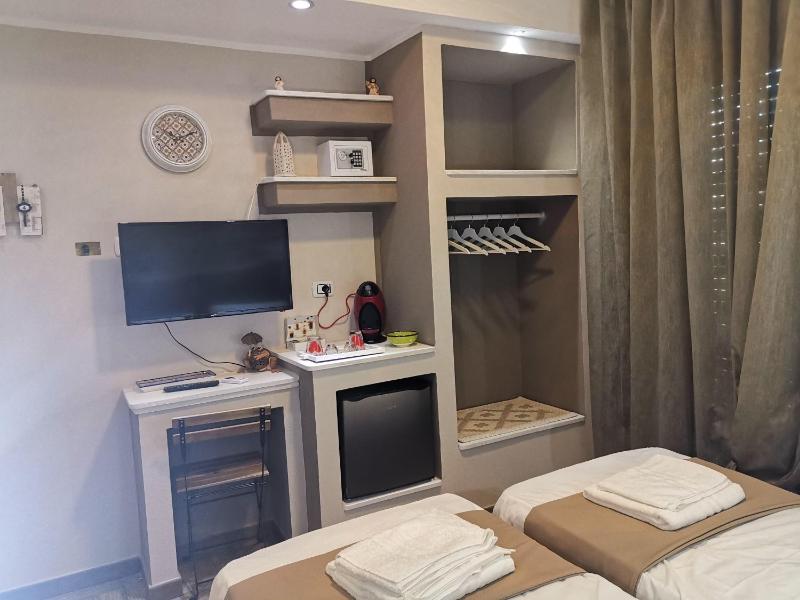 Deluxe Double or Twin Room with City View image 3