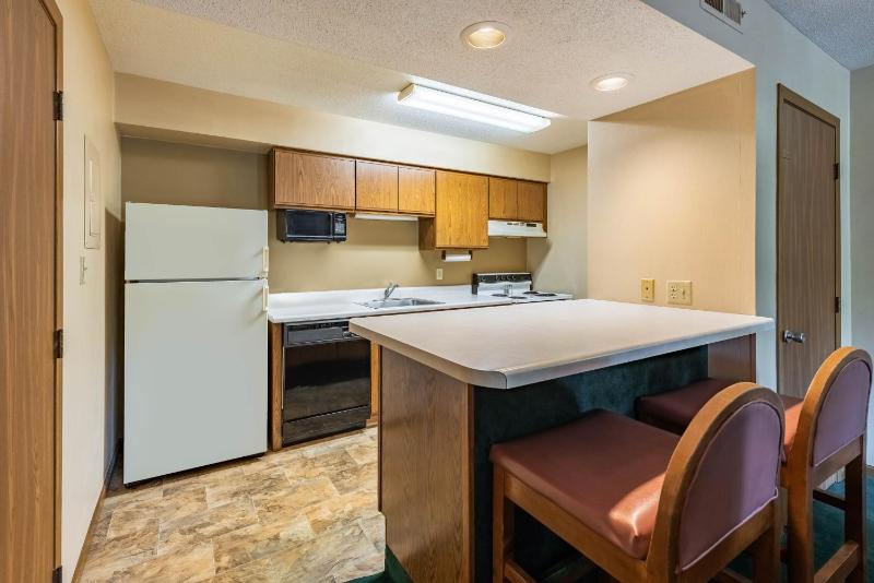 Deluxe King Suite with Spa Bath- Non Smoking image 3