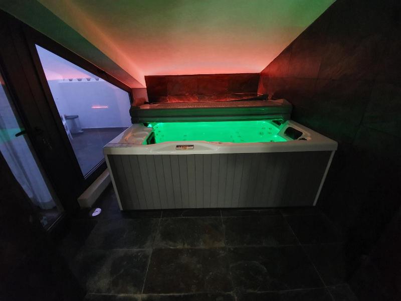 Deluxe Suite with Spa Bath image 1