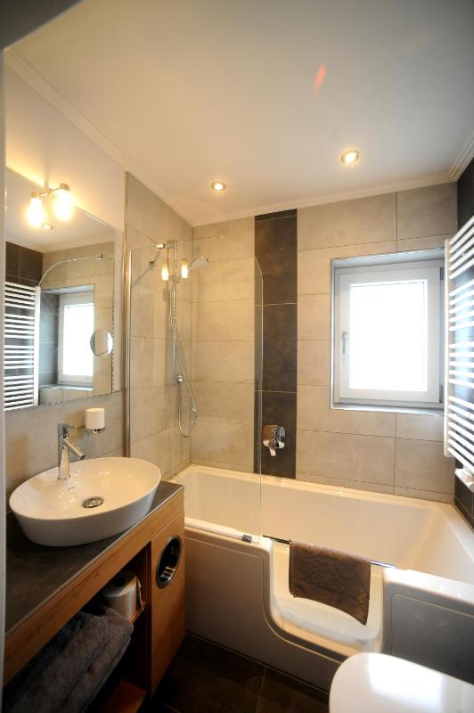 Double Room with Balcony image 2
