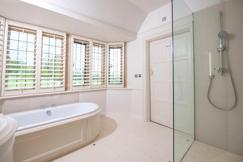 Luxury King Room image 2