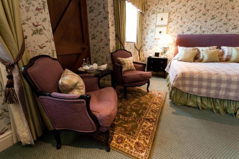 Small Deluxe Double Room image 4