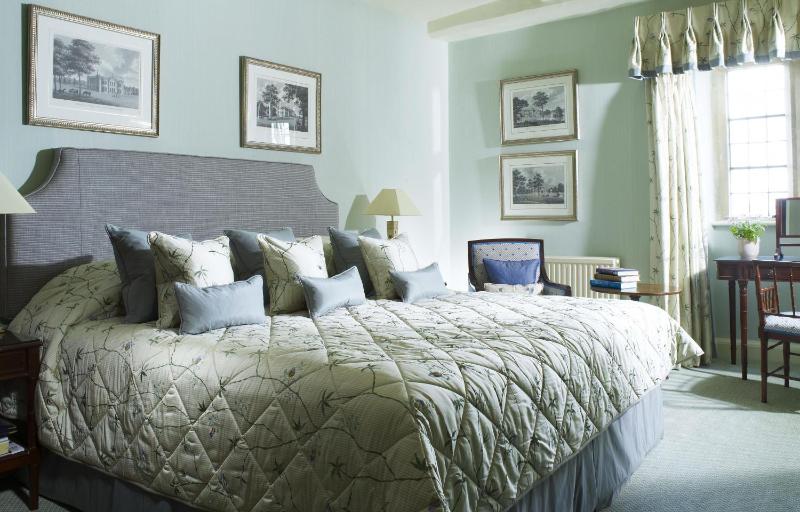 Small Deluxe Double Room image 3