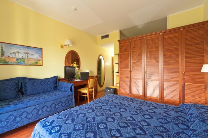 Classic Triple Room image 4
