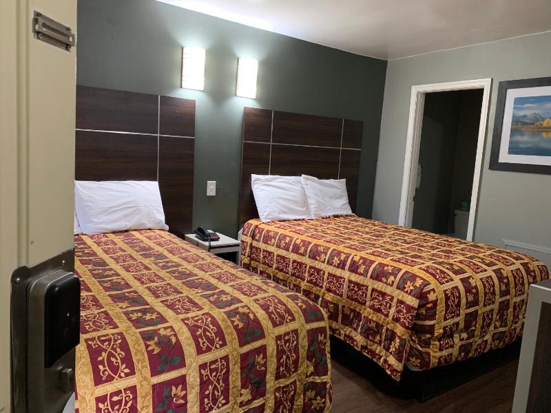 Double Room with Two Double Beds - Smoking image 2
