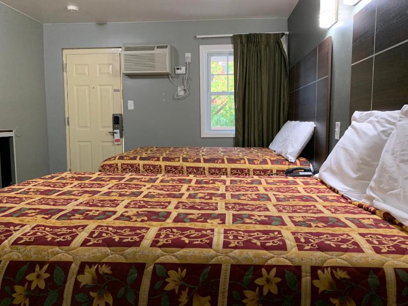 Double Room with Two Double Beds - Smoking image 3