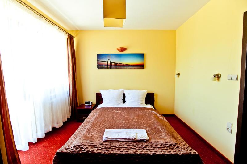 Queen Room image 2