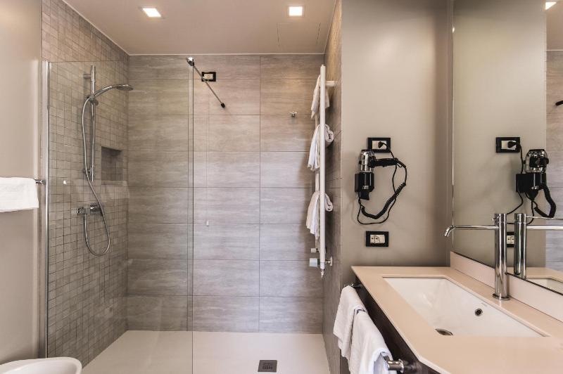 Junior Suite with Hot Tub image 3