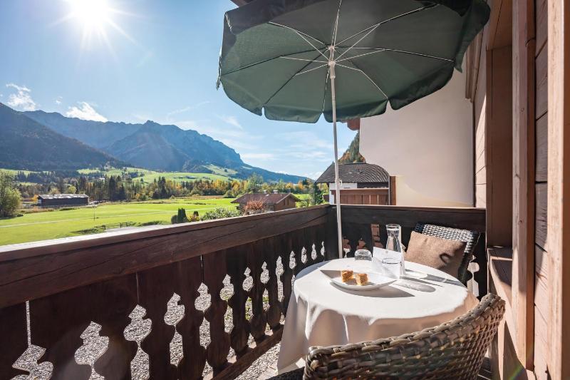 Basic Double Room with Garden View image 3