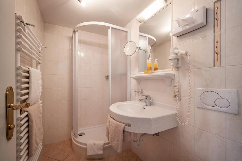 Basic Double Room with Garden View image 2