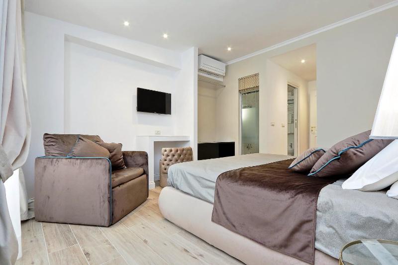 Double Room with Extra Bed image 4
