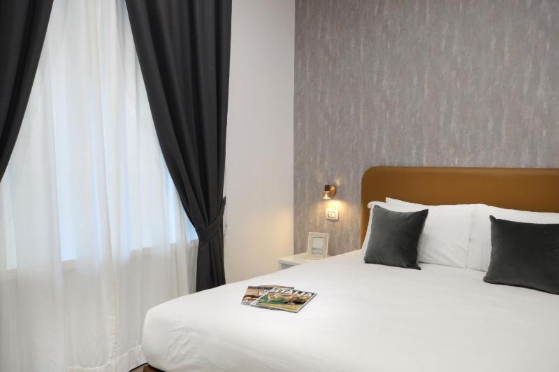 Superior King Room image 4