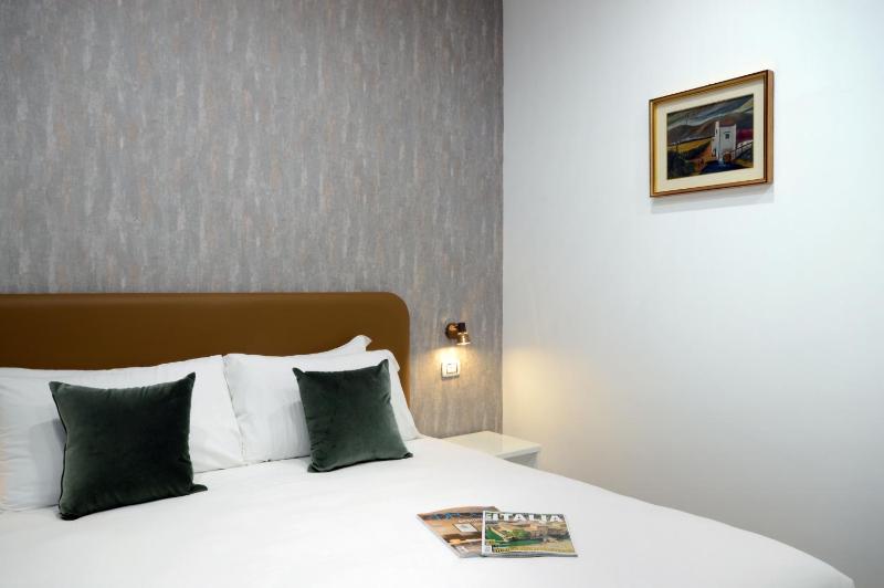 Superior King Room image 3