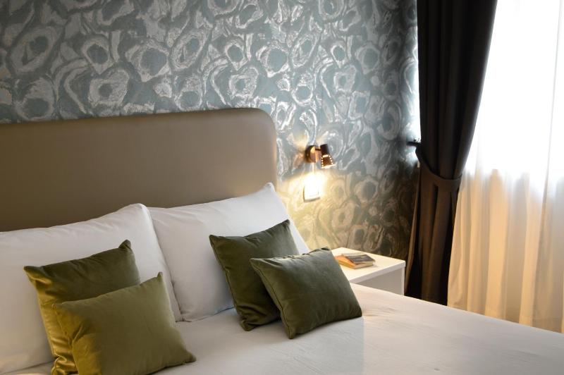 Deluxe Double Room image 3